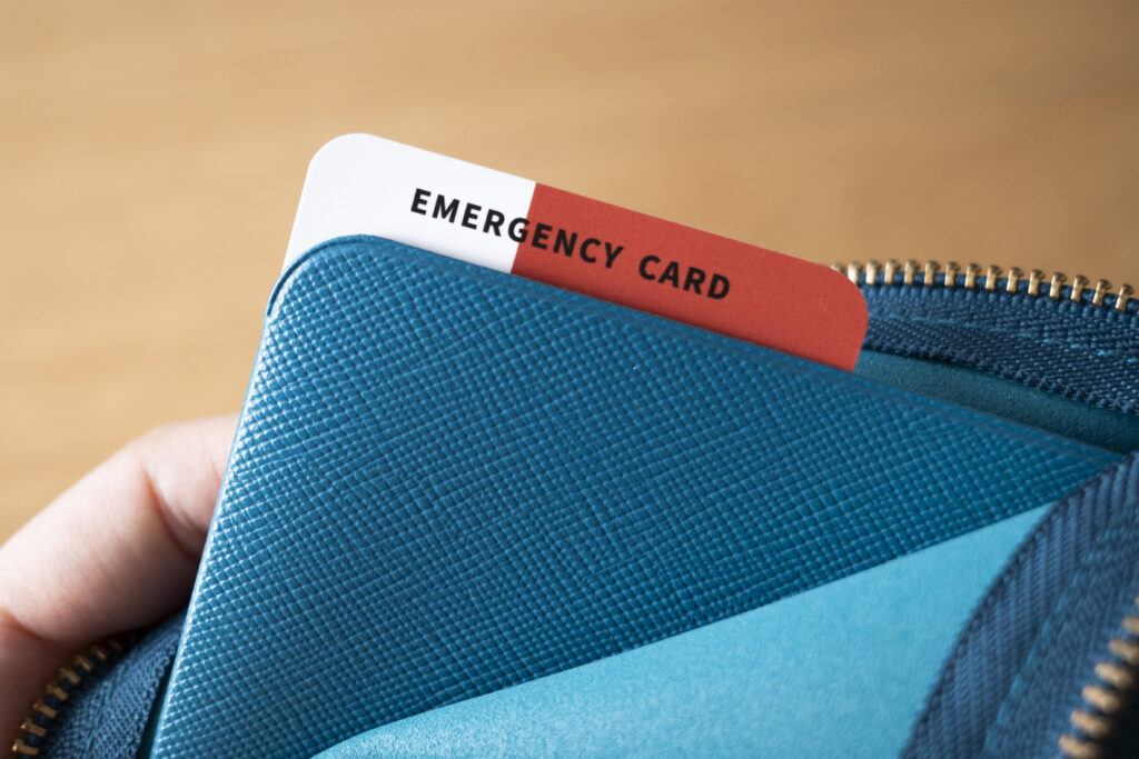 ペット救護カードを縦向きに入れた財布を開いたイメージ